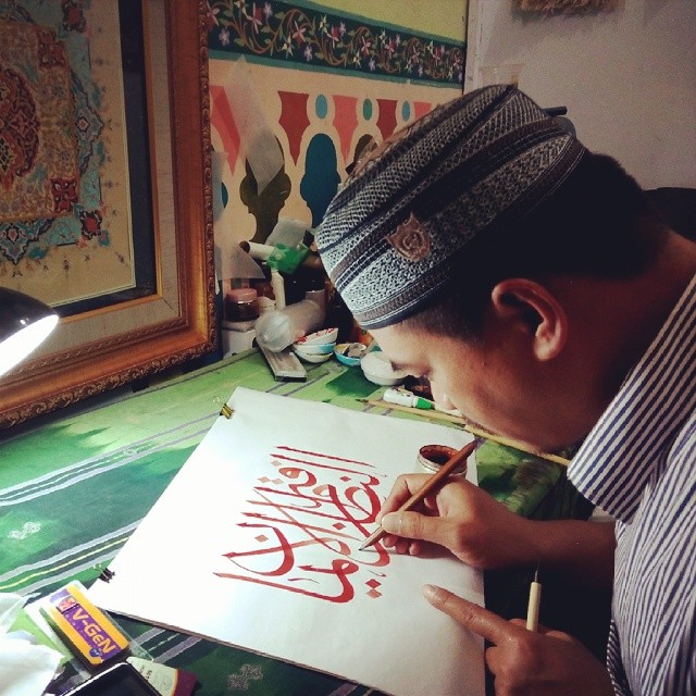 Karya Kaligrafi 2 jam menulis di ruang kerja Ustaz Husain Lemka…- Isep Misbah