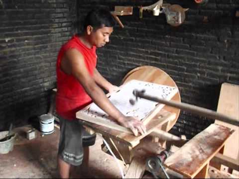 Download Video Proses pembobokan kayu – Kaligrafi Ukir Kayu