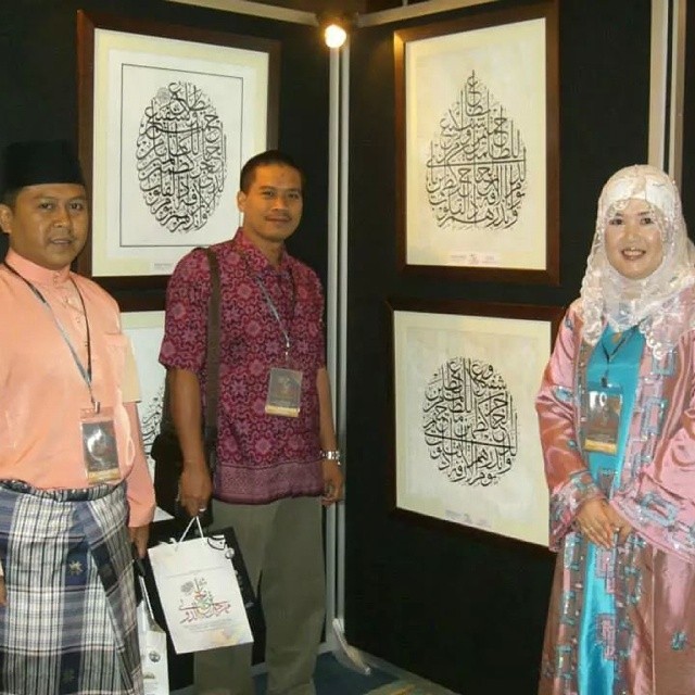 Karya Kaligrafi bersama Ustaz Abdul Baqi, Malaysia dan Mrs. Maryam Yumi, Jepang. Taman Tamaddun …- Isep Misbah