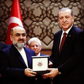 Donwload Photo Hüseyin Kutlu hocam Cumhurbaşkanı Recep Tayyip Erdoğan dan özel ödülünü alırken….- Hattat Mahmud