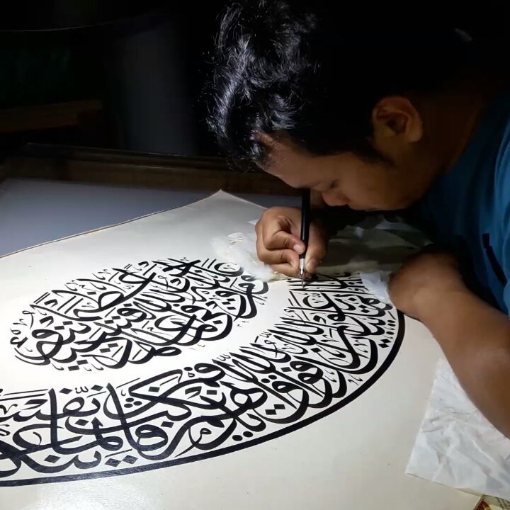 Karya Kaligrafi Karya maksimal adalah kepuasan hati… namun tak kunjung ku temukan……- Huda Purnawadi –  karya kaligrafi kompetisi Waraq Muqohhar