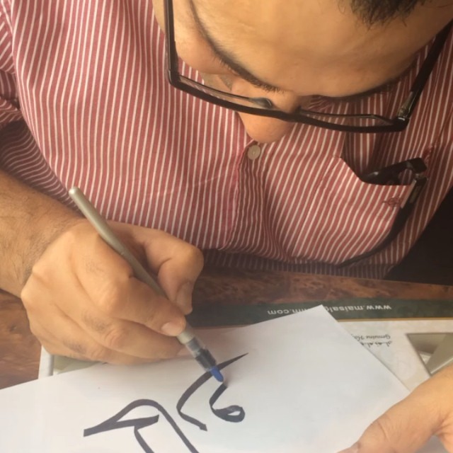 Karya Kaligrafi الخطاط وسام شوكت في ورشة بالمطعم @wissamshawkat…- jasssim Meraj