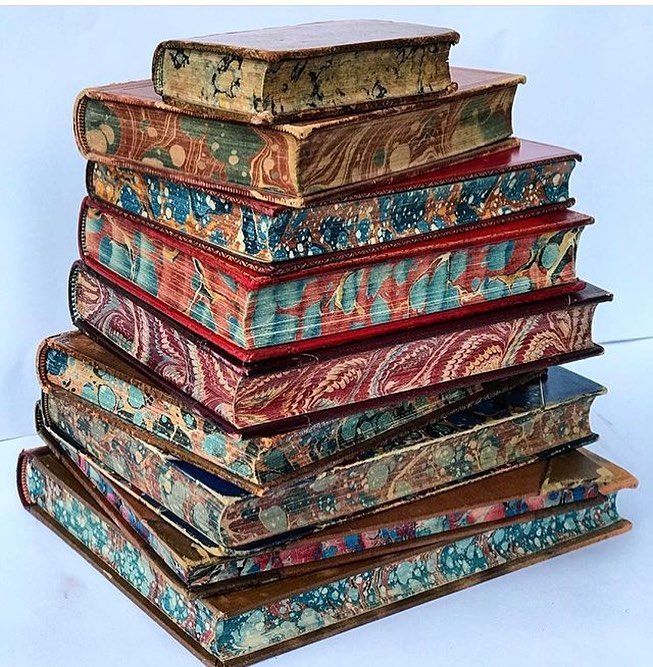 Marbled book edges
.
.
Follow us on Facebook @artnfann .
Via @Addymanbooks
.
.
….
