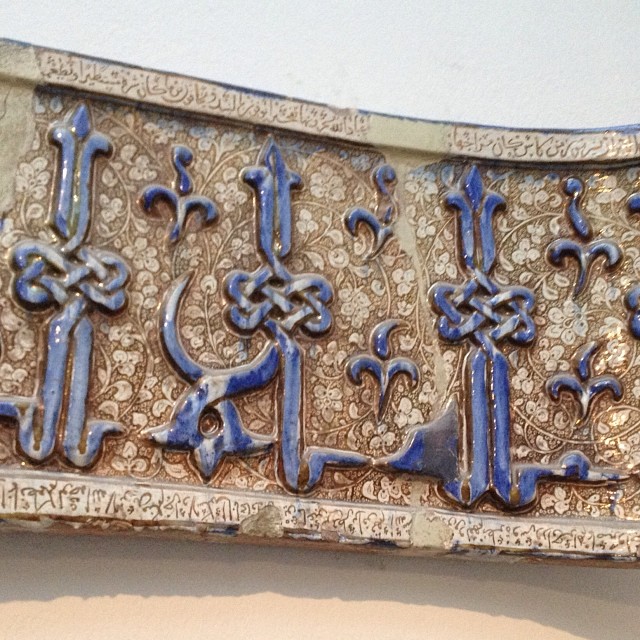 Download Kaligrafi Karya Kaligrafer Kristen #pergamonmuseum #berlin #islamicarts #calligraphy #kufi #art #arabic #wissamshaw…-Wissam