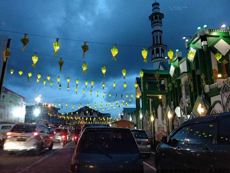 Kota Singkawang dalam guyuran lapis-lapis cahaya 1000 lampion ketupat dan cahaya…