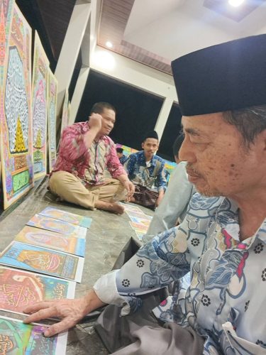 proses-menilai-karya-kaligrafi-oleh-juri-3